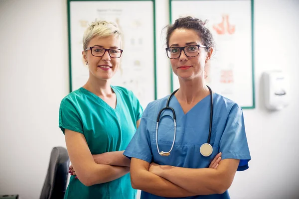 Portrait Two Professional Nurses Standing Office Front Camera — Stock Photo, Image