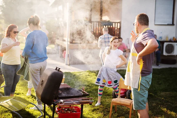 Vidám Családi Főzés Szabadtéri Grill Kertben Boldog Családi Barbecue — Stock Fotó