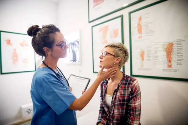 Professionnel Beau Médecin Examinant Patient Dans Son Bureau — Photo