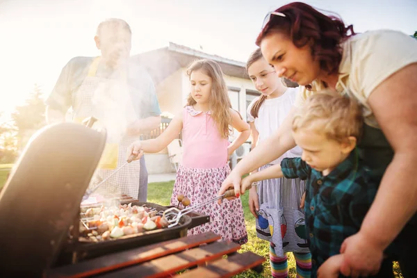 Glückliche Familie Kochen Grill Freien — Stockfoto