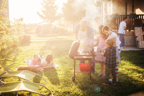 Vrolijk Familie Koken Met Outdoor Grill Achtertuin Gelukkig Familie Barbecue — Stockfoto