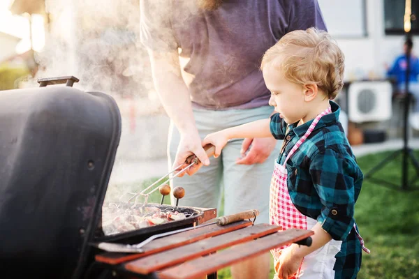 Kleine Schattige Peuter Jongen Helpen Vader Rond Grill — Stockfoto