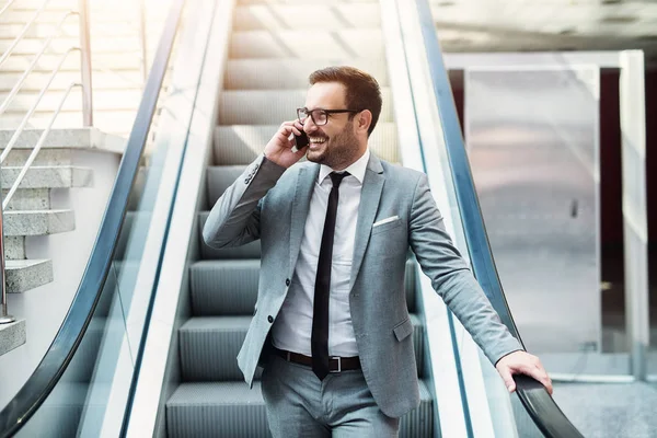 Bir Yürüyen Merdiven Üzerinde Dururken Telefonda Konuşurken Genç Modern Başarılı — Stok fotoğraf