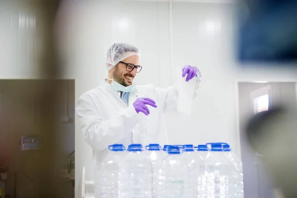 Chemist doing control of bottled water — Stock Photo, Image