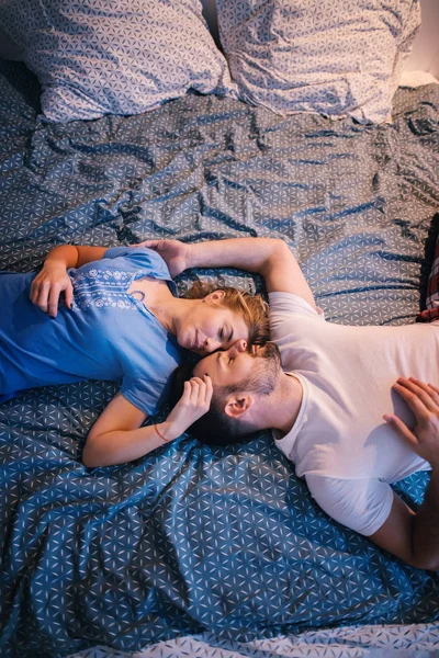 Romantik Mutlu Aşk Çift Yatakta Yatarken Organları Ile Ters Yönden — Stok fotoğraf