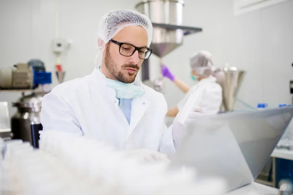 Lavorare Sodo Dipendente Laboratorio Che Lavora Computer — Foto Stock