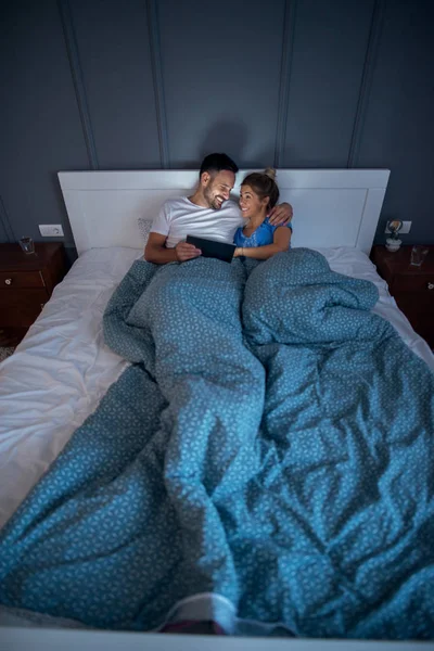 Yatakta Yatan Internet Üzerinden Sörf Mutlu Rahat Memnun Çift — Stok fotoğraf