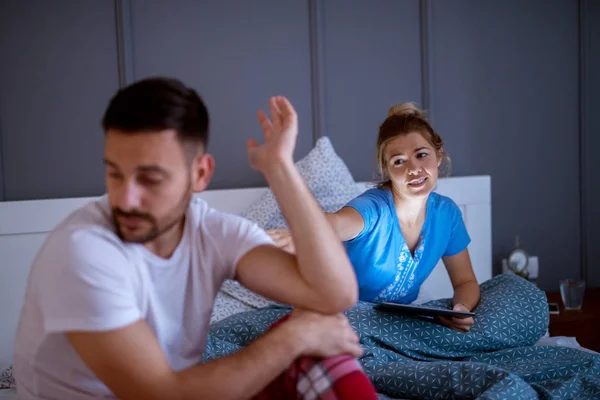 Süßes Mädchen Trainiert Dafür Ihren Freund Ignorieren Während Sie Bett — Stockfoto