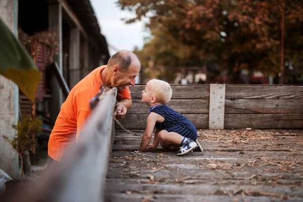 Милый Маленький Мальчик Помогает Дедушке Починить Деревянный Пол Трейлере Любите — стоковое фото