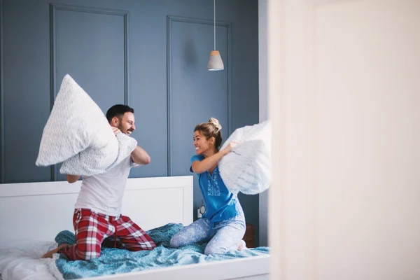 Schöne Junge Frau Und Mann Pyjama Haben Spaß Schlafzimmer Und — Stockfoto