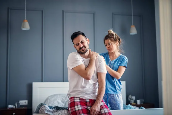 Orolig Man Håller Nacken Efter Sömn Medan Hans Hustru Att — Stockfoto