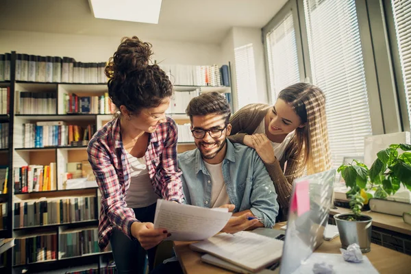 Trois Jeunes Étudiants Travailleurs Étudient Bibliothèque Aide Ordinateur Portable — Photo