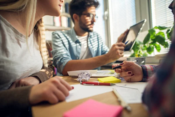 Concepto Educación Biblioteca Estudiantes Trabajo Equipo Tres Jóvenes Amigos Felices —  Fotos de Stock