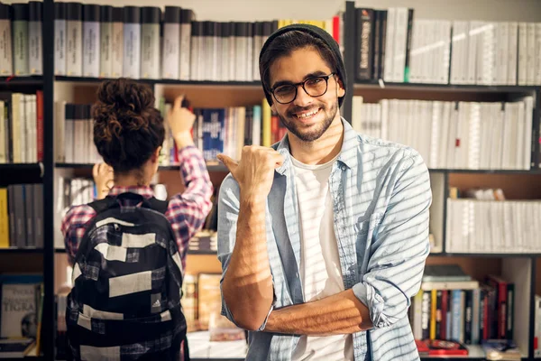 Conceito Educação Biblioteca Estudantes Jovem Feliz Biblioteca Frente Estudante Sexo — Fotografia de Stock