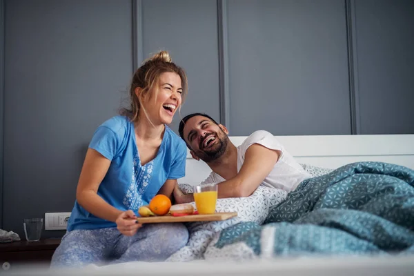 Dikkatli Romantik Genç Kadın Erkek Arkadaşına Evde Yatakta Kahvaltı Getiriyor — Stok fotoğraf