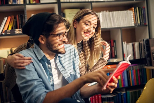 図書館 愛とチームワークの概念 図書館の本を読んで勉強している学生の幸せカップル — ストック写真