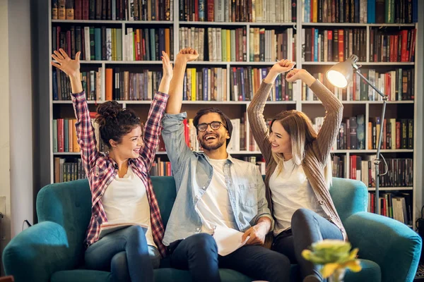 Drei Glücklich Lächelnde Schüler Feiern Letzten Schultag Der Bibliothek — Stockfoto