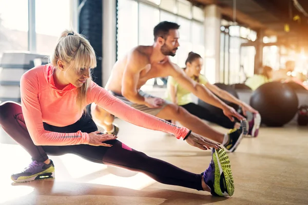 Genç Sporcular Pilates Dersinden Sonra Bacak Kasları Germe Bir Spor — Stok fotoğraf