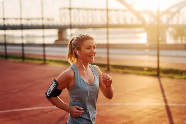 Vackra Leende Sportig Kvinna Jogging Solig Sommarmorgon — Stockfoto