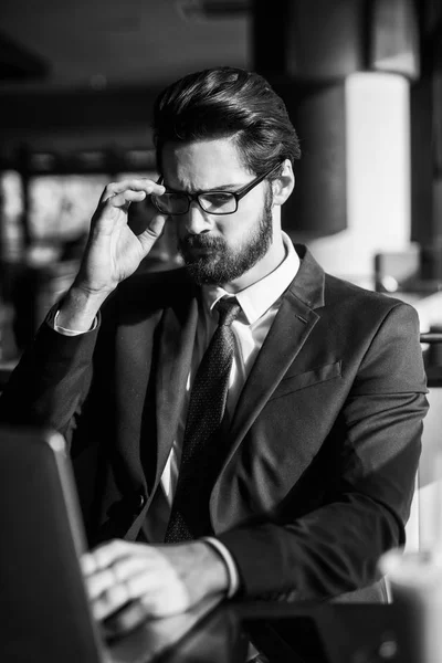 Успешный Красивый Молодой Бородатый Бизнесмен Костюме Работающий Ноутбуком Кафе Черно — стоковое фото