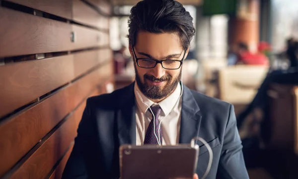 Exitoso Joven Hombre Negocios Barbudo Guapo Traje Trabajo Con Tableta — Foto de Stock