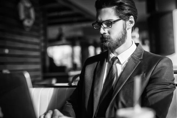 Successful Handsome Young Bearded Businessman Suit Working Laptop Cafe Black — Stock Photo, Image