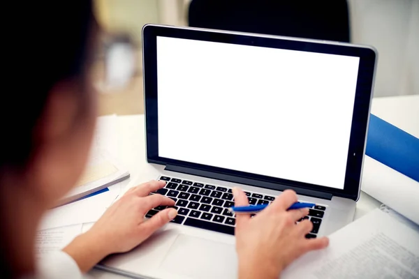Mulher Digitando Laptop Com Tela Editável Branco Escritório — Fotografia de Stock