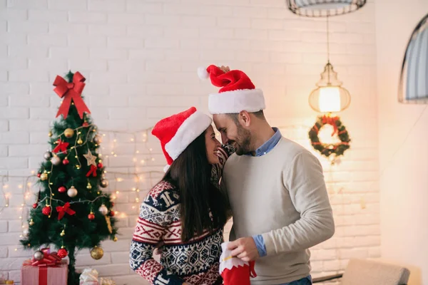 Unga Lyckliga Paret Santa Hattar Firar Jul Hemma — Stockfoto