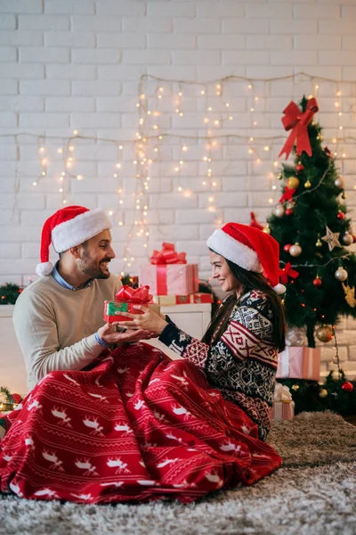 Glückliches Paar feiert Weihnachten zu Hause — Stockfoto