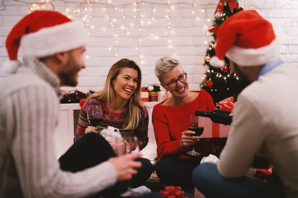 Happy přátelé slaví Vánoce — Stock fotografie