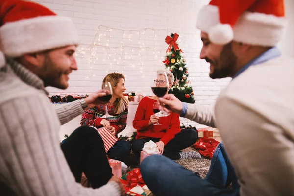 Amigos felices celebrando la Navidad — Foto de Stock