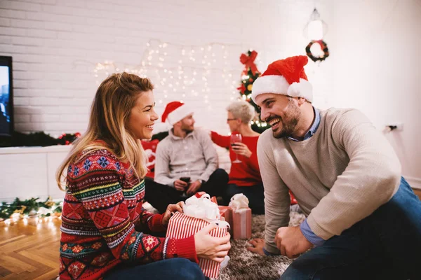 Happy přátelé slaví Vánoce — Stock fotografie