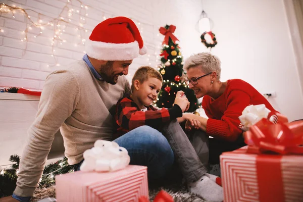 Glückliche Familie feiert Weihnachten — Stockfoto