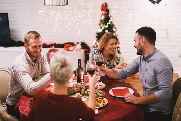 Happy přátelé slaví Vánoce — Stock fotografie