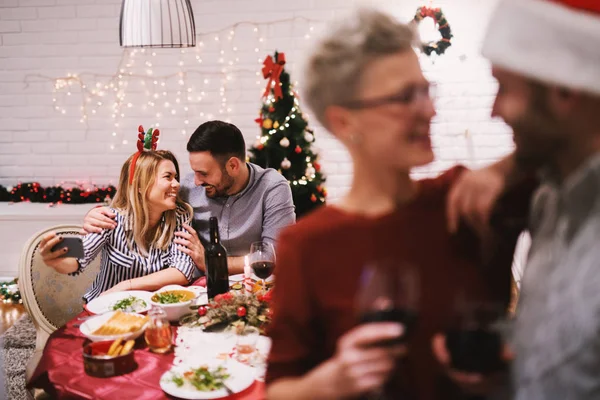 Amigos felices celebrando la Navidad — Foto de Stock