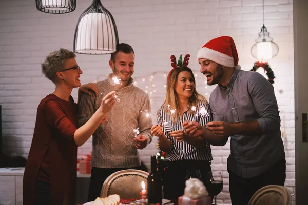 Amigos felices celebrando la Navidad — Foto de Stock