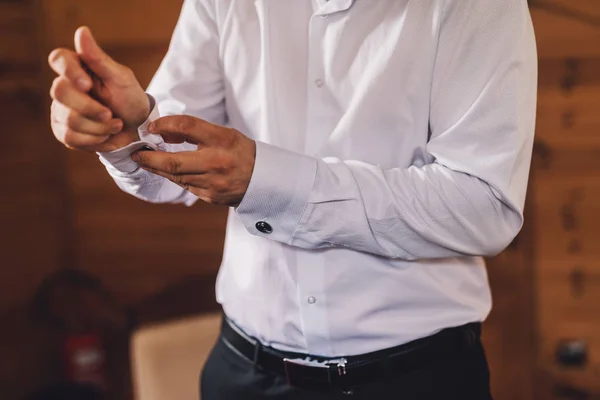 Fechar Mãos Homens Que Empacotam Botão Camisa Branca — Fotografia de Stock