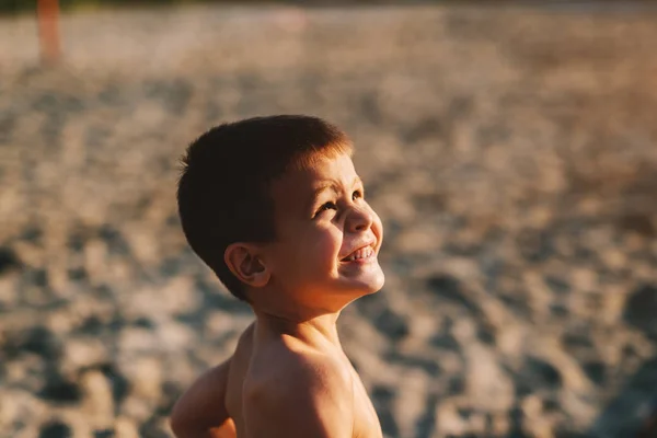Portrét Milý Usměvavý Chlapeček Stál Venku Díval Slunce — Stock fotografie