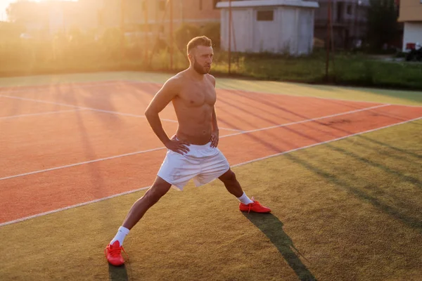 Güçlü Sportif Adam Eğitim Önce Bacaklarını Esnetiyor Tenis Oyun Alanında — Stok fotoğraf