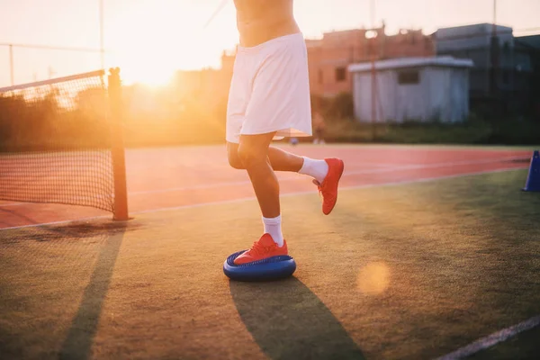 Homem Desportivo Fazer Exercícios Equilíbrio Fora Fechar Perna Bola — Fotografia de Stock