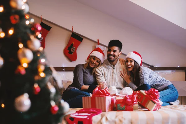 Amigos felizes celebrando o Natal — Fotografia de Stock