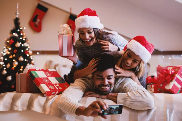 Amigos celebrando o Natal — Fotografia de Stock