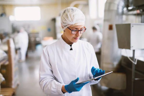 Young Focused Female Worker Sterile Clothes Checking Productivity Production Line — Stock Photo, Image