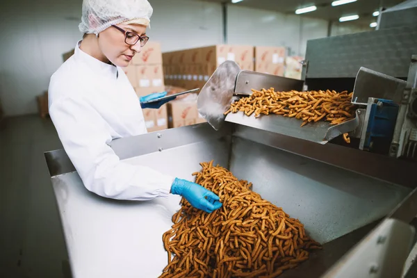 Junge Arbeiterin Steriler Kleidung Nimmt Eine Probe Von Salzsnacks Vom — Stockfoto