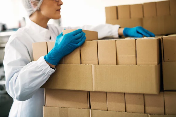 Jovem Trabalhadora Com Pilhas Caixa Papelão — Fotografia de Stock