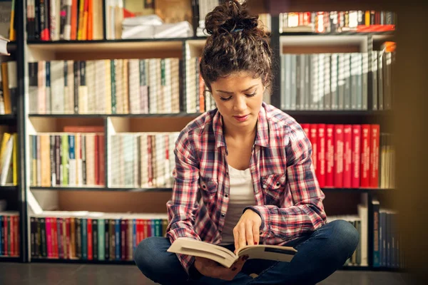 Szczęśliwy Młody Student Kobieta Trzyma Notatki Bibliotece — Zdjęcie stockowe