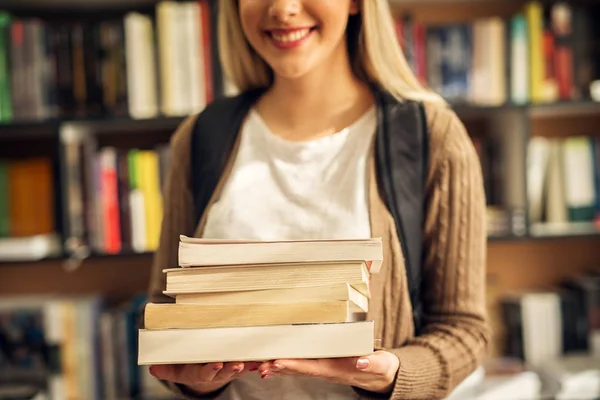 Портрет Привабливої Щасливої Студентки Тримає Купу Книг Бібліотеці — стокове фото