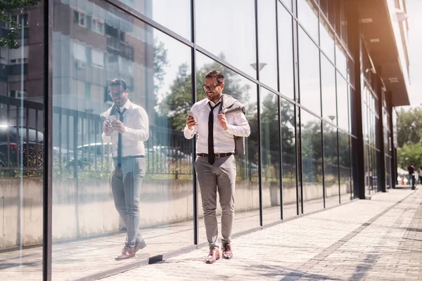 Después Terminar Duro Día Trabajo Joven Hombre Negocios Pie Fuera — Foto de Stock