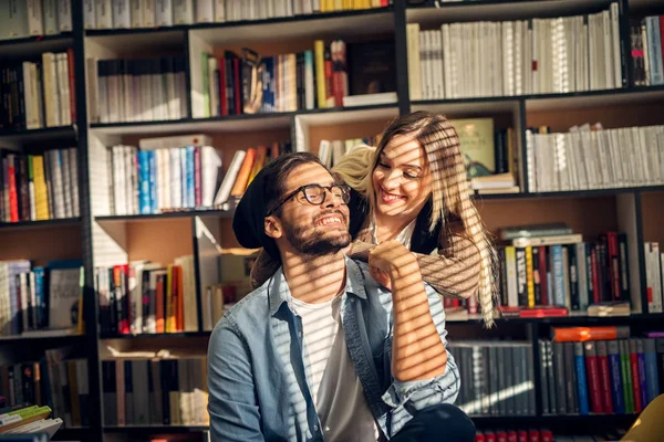 Conceito Educação Biblioteca Estudantes Amor Trabalho Equipe Jovem Casal Feliz — Fotografia de Stock