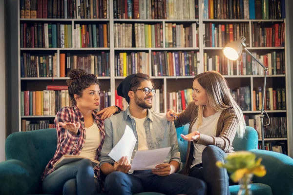 Konzept Von Bildung Bibliothek Studenten Und Teamarbeit Drei Glückliche Junge — Stockfoto